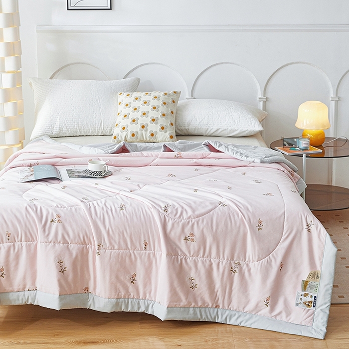 91家纺网 家纺一手货源 找家纺 欧朵家纺 2025新款A类奶小棉立体印花夏被 粉黛