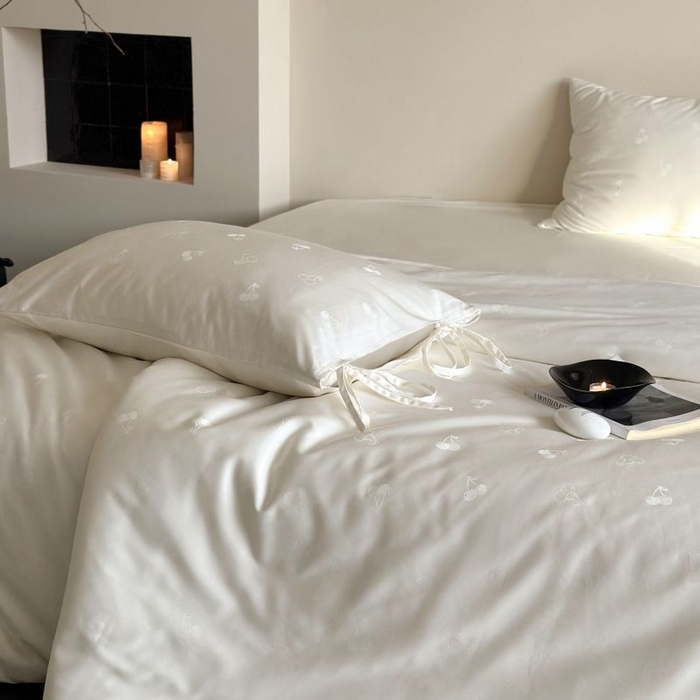 91家纺网 家纺一手货源 找家纺 鹿班家居 2025春夏款100S长绒棉精美提花系列-奶油樱桃-场景一【标准会员-20元】 奶油樱桃-白色-场景一