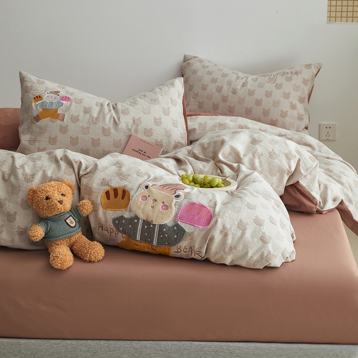 91家纺网 家纺一手货源 找家纺 怡家居 2025新款色织大提花贴布绣四件套 贪吃帽子熊