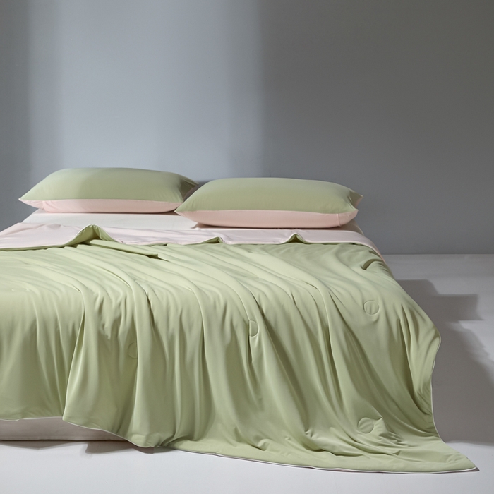 91家纺网 家纺一手货源 找家纺 梦恬佳 2025新款高克重140g凉感丝冰丝仿锦氨夏凉被被子被芯 旷野-绿拼粉