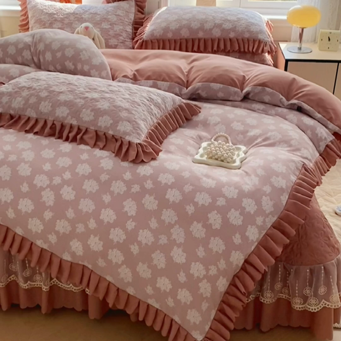 91家纺网 家纺一手货源 找家纺 提花大世界 2025直播热款A类针织棉双层纱夹棉床盖床裙花边单件三件四件套 花之恋