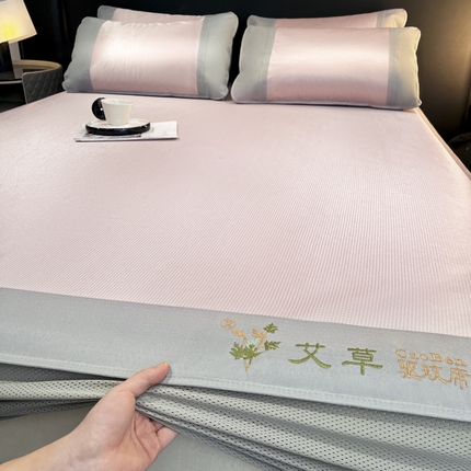 航途席业 2025新款凉席三明治刺绣可水洗碳光冰丝席宽包边艾香系列 艾草刺绣藤席千鸟格床笠款粉色