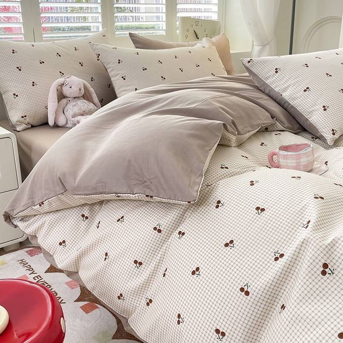 91家纺网 家纺一手货源 找家纺 宜家坊 2025热款全棉四件套学生床三件套单品床单床笠单被套印花小清新卡通碎花纯棉三四件套 樱桃格子红