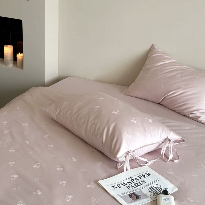 91家纺网 家纺一手货源 找家纺 鹿班家居 2025春夏款100S长绒棉精美提花系列-奶油樱桃-场景一【标准会员-20元】 奶油樱桃-粉色-场景一