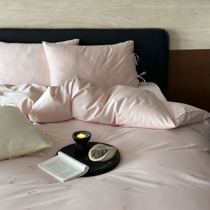 91家纺网 家纺一手货源 找家纺 鹿班家居 2025春夏款100S长绒棉精美提花系列-奶油樱桃-场景二 【标准会员-20元】 奶油樱桃-粉色-场景二