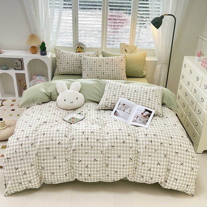 91家纺网 家纺一手货源 找家纺 宜家坊 2025热款全棉四件套学生床三件套单品床单床笠单被套印花小清新卡通碎花纯棉三四件套 樱桃格子绿