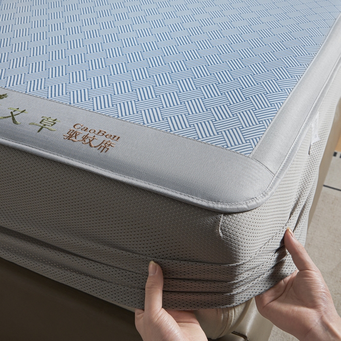 91家纺网 家纺一手货源 找家纺 航途席业 2025新款凉席三明治刺绣可水洗碳光冰丝席宽包边艾香系列 艾香冰丝床笠饼干-蓝