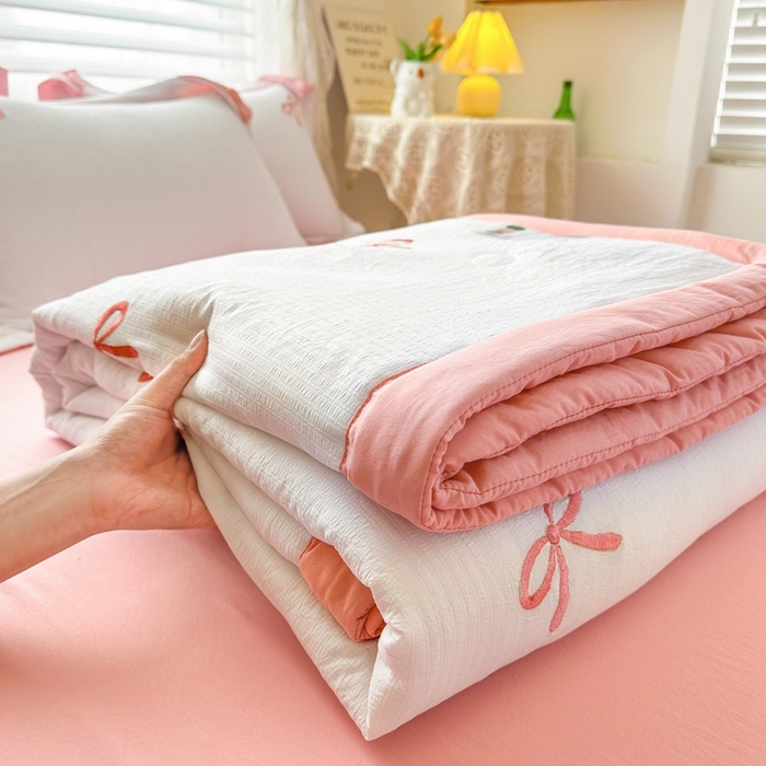 91家纺网 家纺一手货源 找家纺 芙绣家纺 2025新款蝴蝶结绣花香云纱夏被夏凉被空调被 蝴蝶结一豆沙