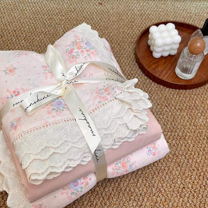 91家纺网 家纺一手货源 找家纺 荣轩家居 2025新款全棉双层纱镂空花边工艺款四件套 浅沫