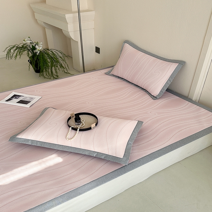 91家纺网 家纺一手货源 找家纺 网客家纺 2025新款高分子PE（聚乙烯）提花凉感软席 曲谧时光-粉