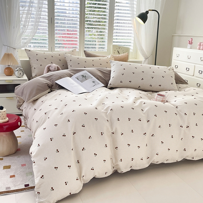 91家纺网 家纺一手货源 找家纺 宜家坊 2025全棉13070单被套印花小清新卡通碎花纯棉单品被套枕套（有预缩售后无忧 免费提供买家秀） 樱桃格子红