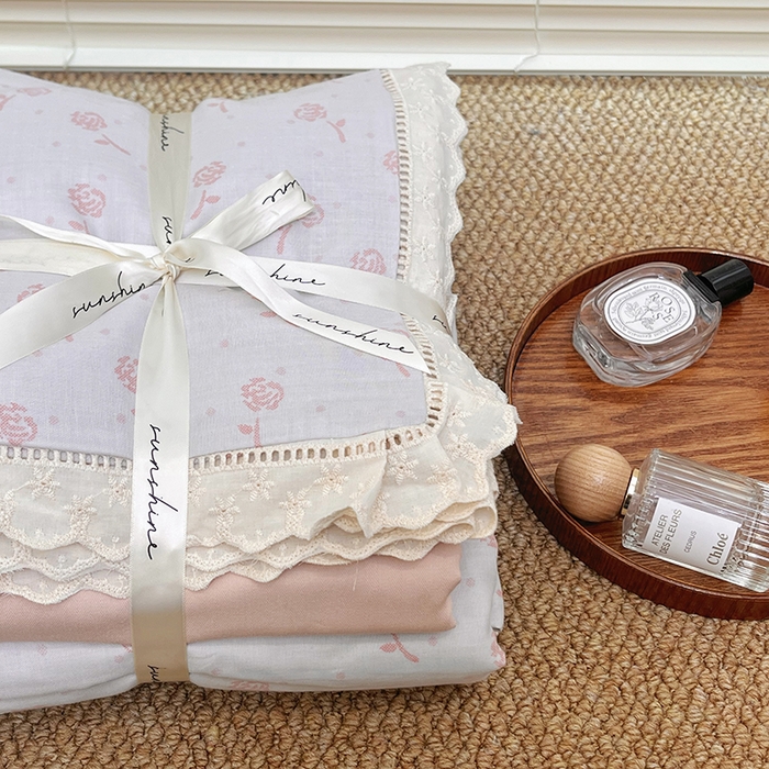 91家纺网 家纺一手货源 找家纺 荣轩家居 2025新款全棉双层纱镂空花边工艺款四件套 樱桃玫瑰-粉