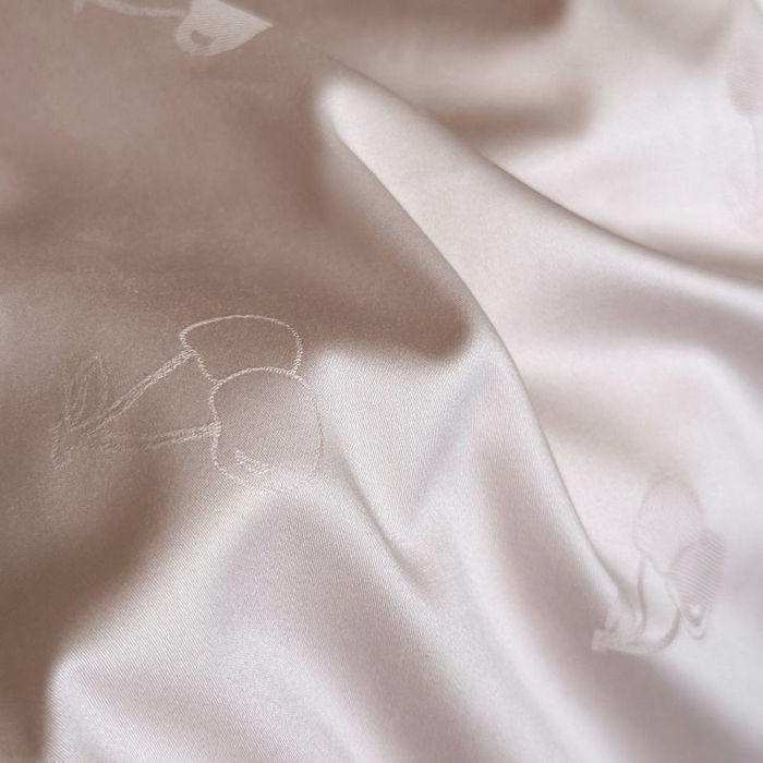 91家纺网 家纺一手货源 找家纺 鹿班家居 2025春夏款100S长绒棉精美提花系列-奶油樱桃-场景一【标准会员-20元】 奶油樱桃-粉色-场景一