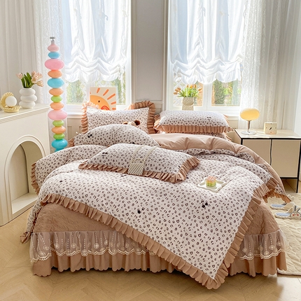 91家纺网 家纺一手货源 找家纺 提花大世界 2025直播热款A类针织棉双层纱夹棉床盖床裙花边单件三件四件套 樱桃派