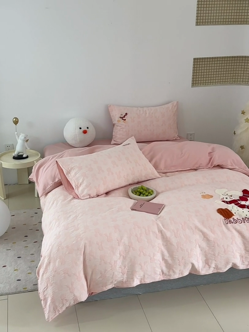 91家纺网 家纺一手货源 找家纺 怡家居 2025新款色织大提花贴布绣四件套 围巾小兔