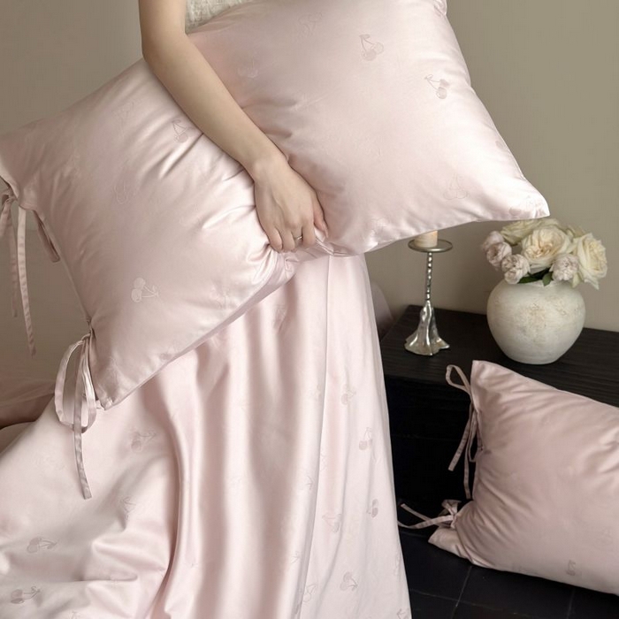 91家纺网 家纺一手货源 找家纺 鹿班家居 2025春夏款100S长绒棉精美提花系列-奶油樱桃-场景一【标准会员-20元】 奶油樱桃-粉色-场景一