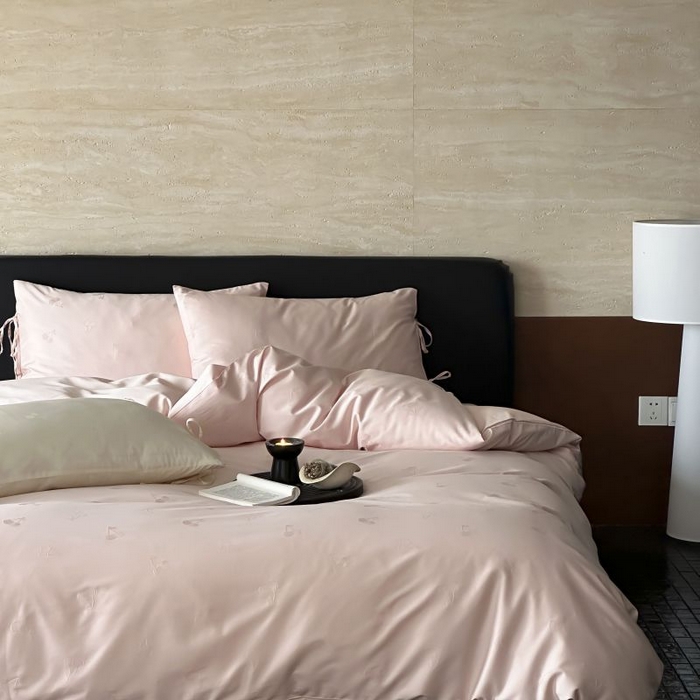 91家纺网 家纺一手货源 找家纺 鹿班家居 2025春夏款100S长绒棉精美提花系列-奶油樱桃-场景二 【标准会员-20元】 奶油樱桃-粉色-场景二