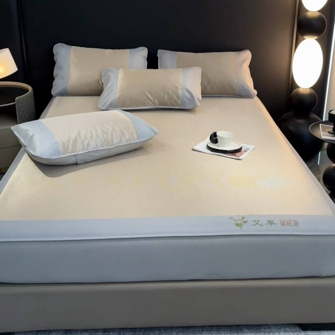 91家纺网 家纺一手货源 找家纺 航途席业 2025新款刺绣可水洗碳光冰丝席宽包边无纺布冰丝席艾香系列 艾草刺绣藤席千鸟格床笠款咖色