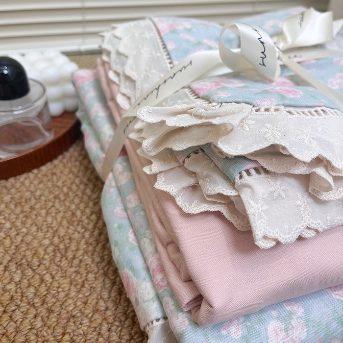 91家纺网 家纺一手货源 找家纺 荣轩家居 2025新款全棉双层纱镂空花边工艺款四件套 盛夏物语