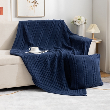 91家纺网 家纺一手货源 找家纺 肖恩毯业 2025新款鹿毛绒针织毯纯色素色螺纹镂空苏头北欧毛毯复古沙发毯休闲毯子 牛仔蓝色