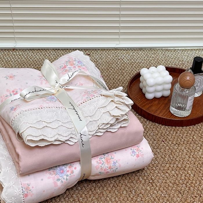 91家纺网 家纺一手货源 找家纺 荣轩家居 2025新款全棉双层纱镂空花边工艺款四件套 浅沫