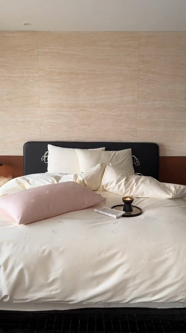 91家纺网 家纺一手货源 找家纺 （总）鹿班家居 2025春夏款100S长绒棉精美提花系列-奶油樱桃-场景二 【标准会员-20元】