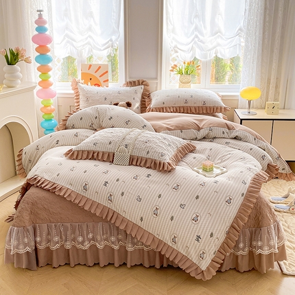 91家纺网 家纺一手货源 找家纺 提花大世界 2025直播热款A类针织棉双层纱夹棉床盖床裙花边单件三件四件套 伙伴熊