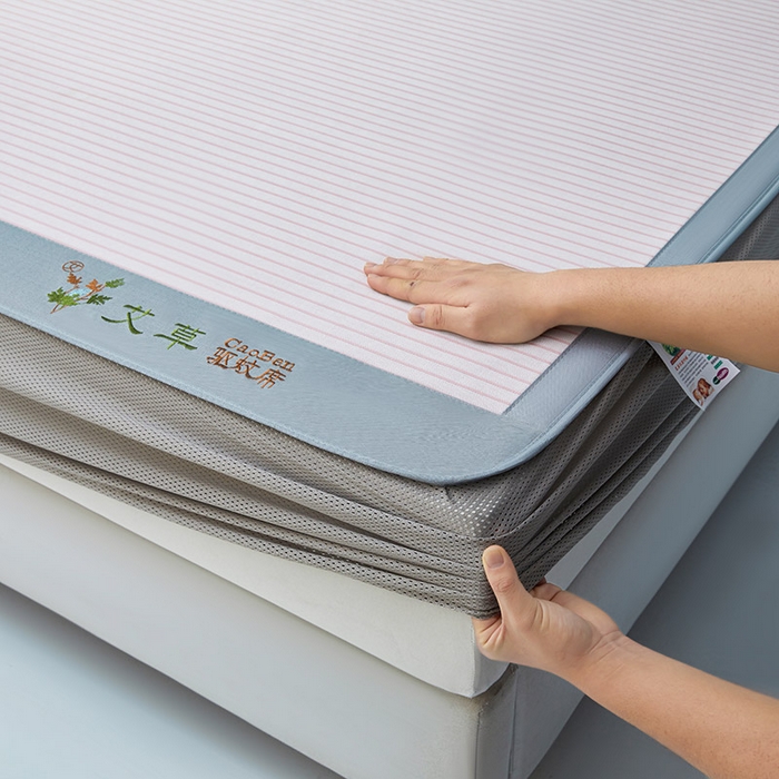 91家纺网 家纺一手货源 找家纺 航途席业 2025新款凉席三明治刺绣可水洗碳光冰丝席宽包边艾香系列 艾香冰丝床笠条纹-树莓粉