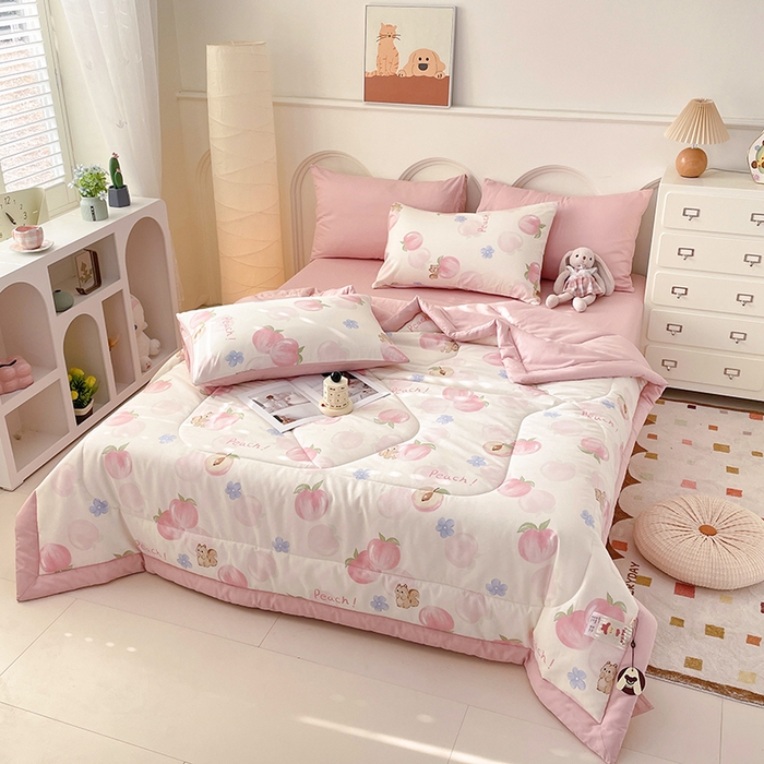 91家纺网 家纺一手货源 找家纺 丫丫家纺2025全棉夏被碎花卡通小清新简约纯棉夏凉被夏被四件套三件套风格三 蜜桃松鼠