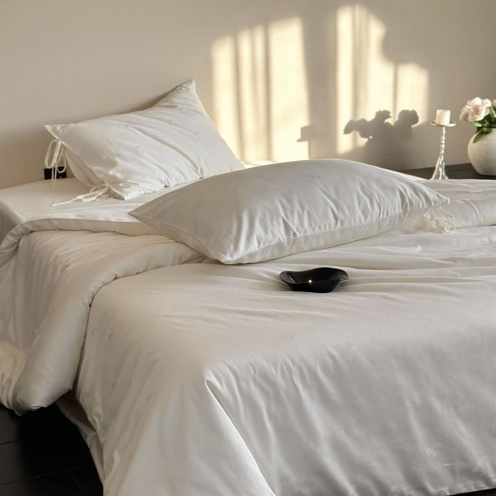 91家纺网 家纺一手货源 找家纺 （总）鹿班家居 2025春夏款100S长绒棉精美提花系列-奶油樱桃-场景一【标准会员-20元】