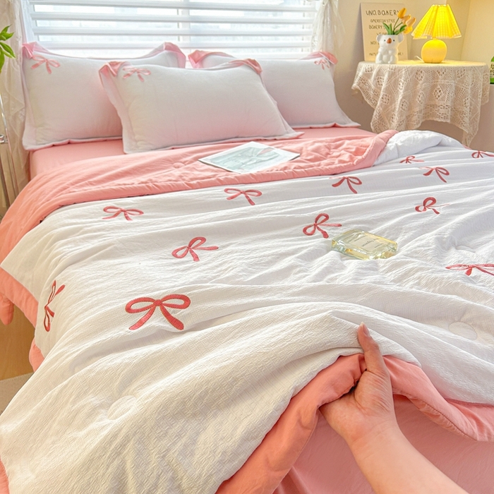 91家纺网 家纺一手货源 找家纺 芙绣家纺 2025新款蝴蝶结绣花香云纱夏被夏凉被空调被 蝴蝶结一豆沙