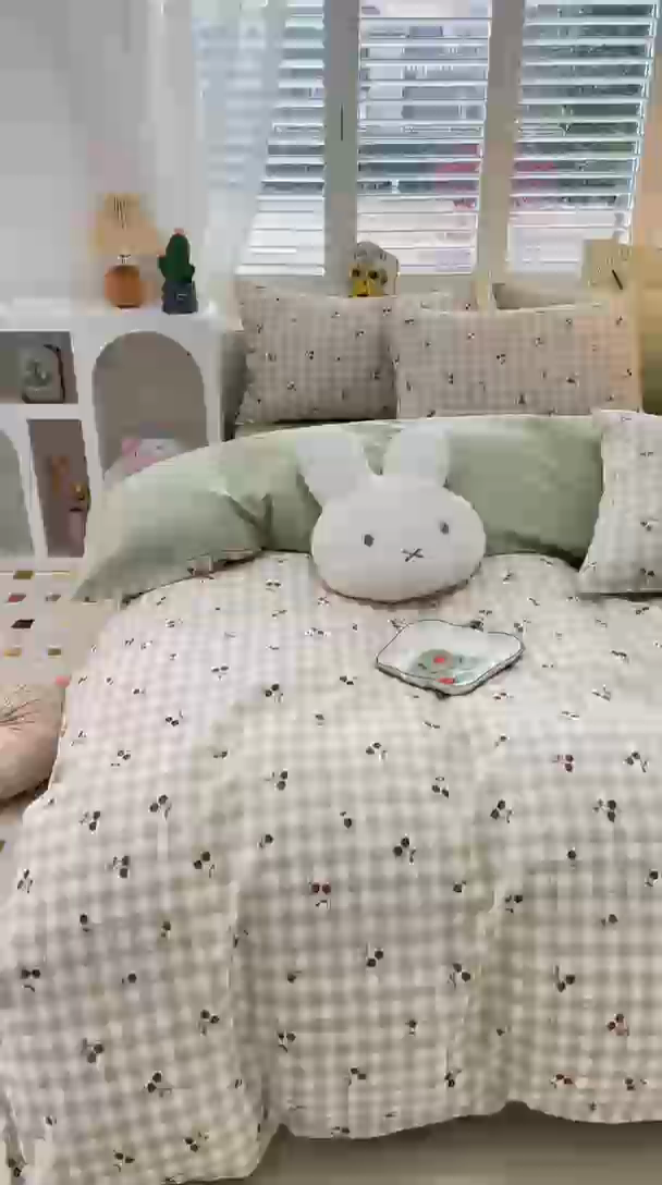 91家纺网 家纺一手货源 找家纺 宜家坊 2025热款全棉四件套学生床三件套单品床单床笠单被套印花小清新卡通碎花纯棉三四件套 樱桃格子绿