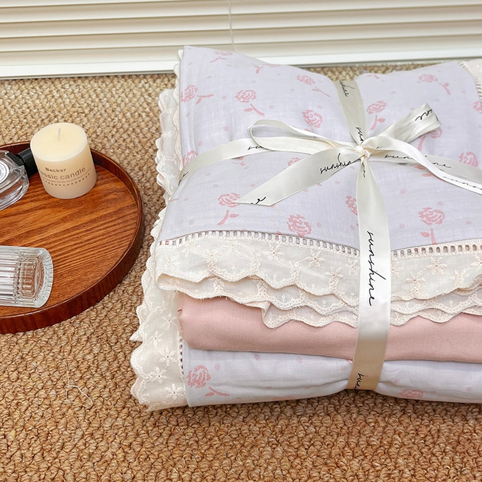 91家纺网 家纺一手货源 找家纺 荣轩家居 2025新款全棉双层纱镂空花边工艺款四件套 樱桃玫瑰-粉