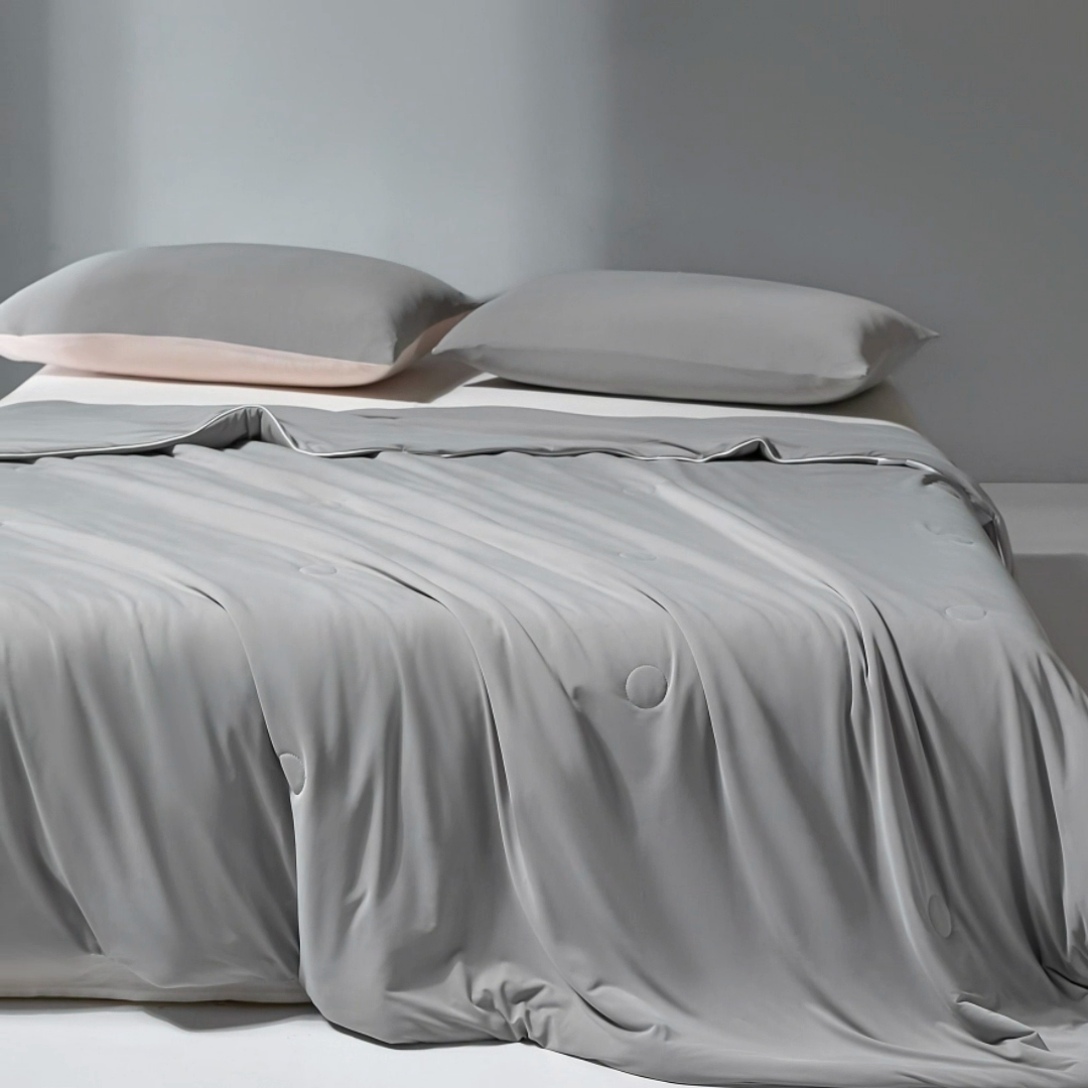 91家纺网 家纺一手货源 找家纺 梦恬佳 2025新款高克重140g凉感丝冰丝仿锦氨夏凉被被子被芯 旷野-星空灰