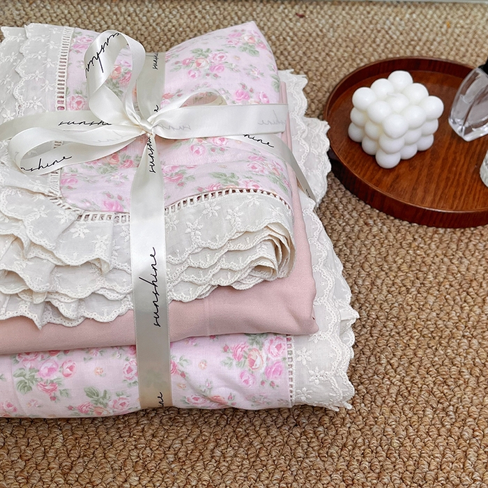 91家纺网 家纺一手货源 找家纺 荣轩家居 2025新款全棉双层纱镂空花边工艺款四件套 清晨茉莉