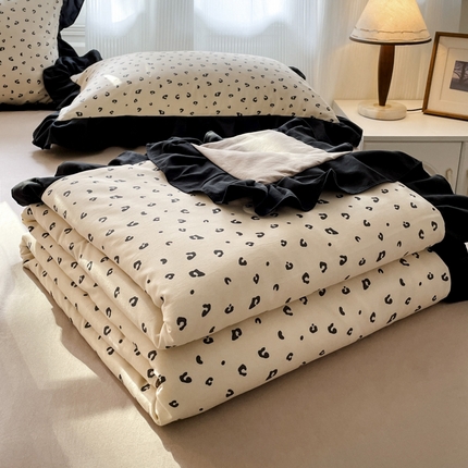 91家纺网 家纺一手货源 找家纺 首尔家纺 2025新款赫本风针织双层纱夏被系列 小豹纹 米驼