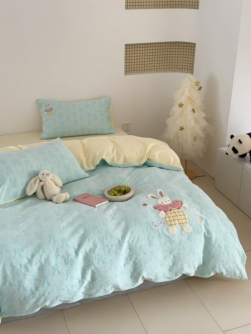 91家纺网 家纺一手货源 找家纺 怡家居 2025新款色织大提花贴布绣四件套 可爱兔-蓝