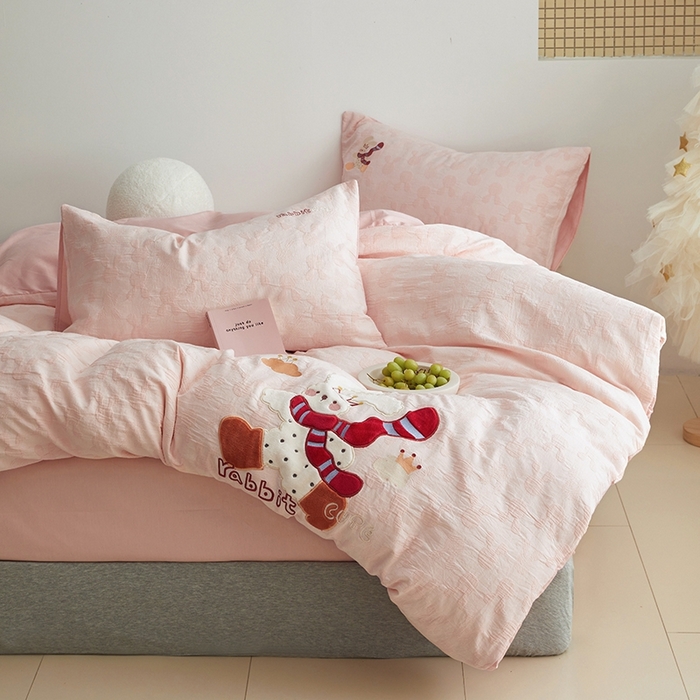 91家纺网 家纺一手货源 找家纺 怡家居 2025新款色织大提花贴布绣四件套 围巾小兔