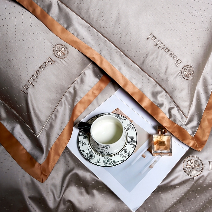91家纺网 家纺一手货源 找家纺 U品汇 2025新款60支双股120s天丝棉提花莱赛尔纤维刺绣花四件套纯棉全棉凉感丝滑（罗宾） 罗宾-银灰
