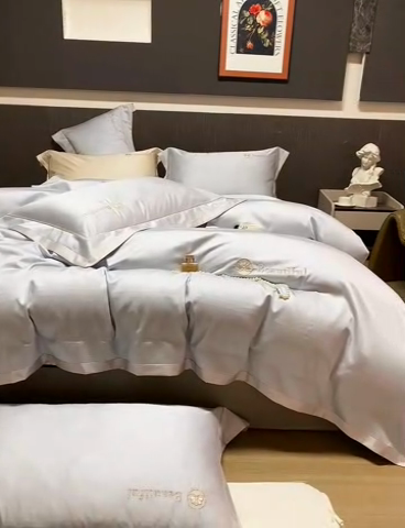 91家纺网 家纺一手货源 找家纺 U品汇 2025新款60支双股120s天丝棉提花莱赛尔纤维刺绣花四件套纯棉全棉凉感丝滑（罗宾） 罗宾-新灰绿