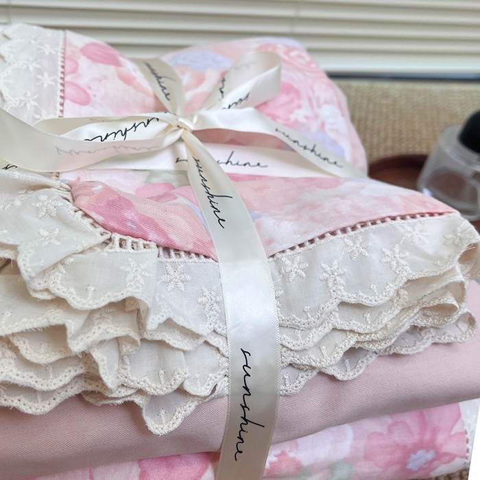 91家纺网 家纺一手货源 找家纺 荣轩家居 2025新款全棉双层纱镂空花边工艺款四件套 颜花朝