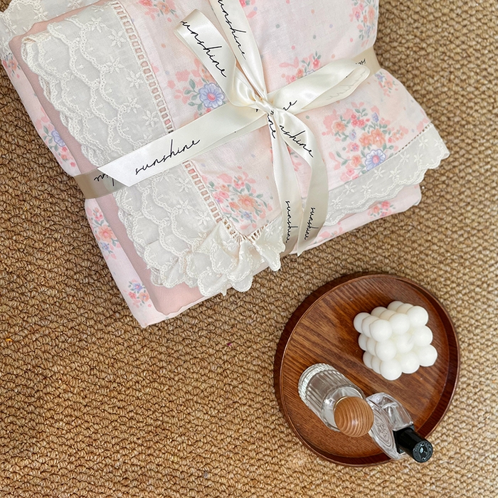 91家纺网 家纺一手货源 找家纺 荣轩家居 2025新款全棉双层纱镂空花边工艺款四件套 浅沫