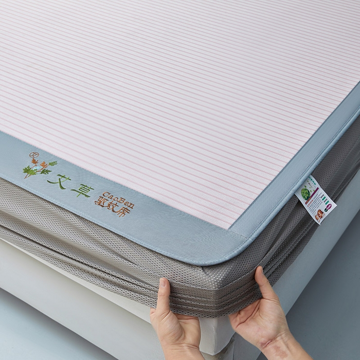 91家纺网 家纺一手货源 找家纺 航途席业 2025新款刺绣可水洗碳光冰丝席宽包边无纺布冰丝席艾香系列 艾香冰丝床笠条纹-树莓粉