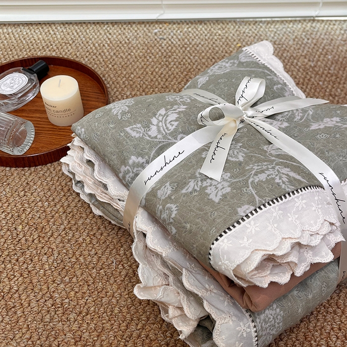 91家纺网 家纺一手货源 找家纺 荣轩家居 2025新款全棉双层纱镂空花边工艺款四件套 梨素