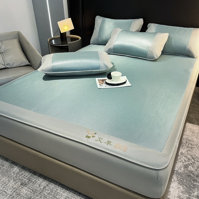 91家纺网 家纺一手货源 找家纺 航途席业 2025新款刺绣可水洗碳光冰丝席宽包边无纺布冰丝席艾香系列 艾草刺绣藤席千鸟格床笠款绿色