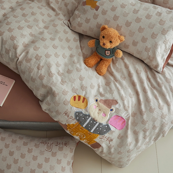 91家纺网 家纺一手货源 找家纺 怡家居 2025新款色织大提花贴布绣四件套 贪吃帽子熊