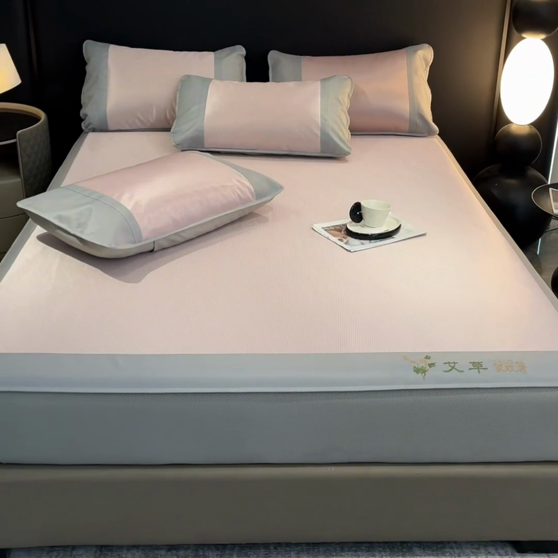 91家纺网 家纺一手货源 找家纺 航途席业 2025新款凉席三明治刺绣可水洗碳光冰丝席宽包边艾香系列 艾草刺绣藤席千鸟格床笠款粉色