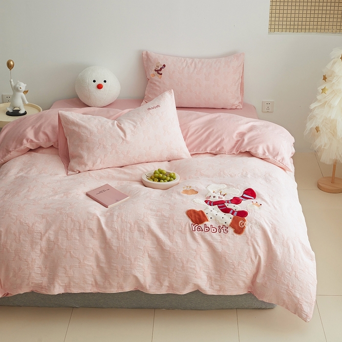 91家纺网 家纺一手货源 找家纺 怡家居 2025新款色织大提花贴布绣四件套 围巾小兔