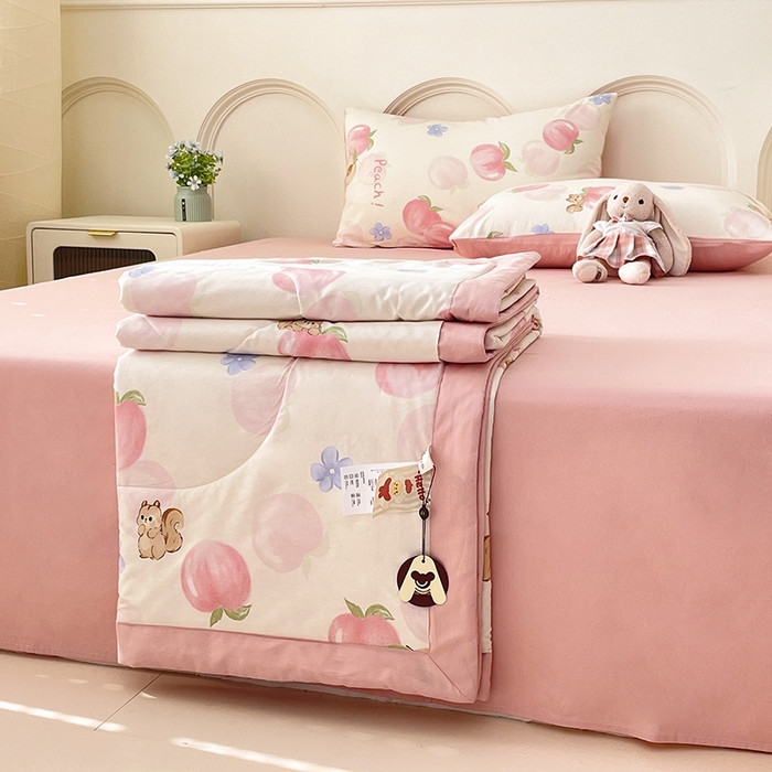 91家纺网 家纺一手货源 找家纺 丫丫2025全棉夏被碎花卡通小清新简约纯棉夏凉被夏被四件套三件套风格三 蜜桃松鼠