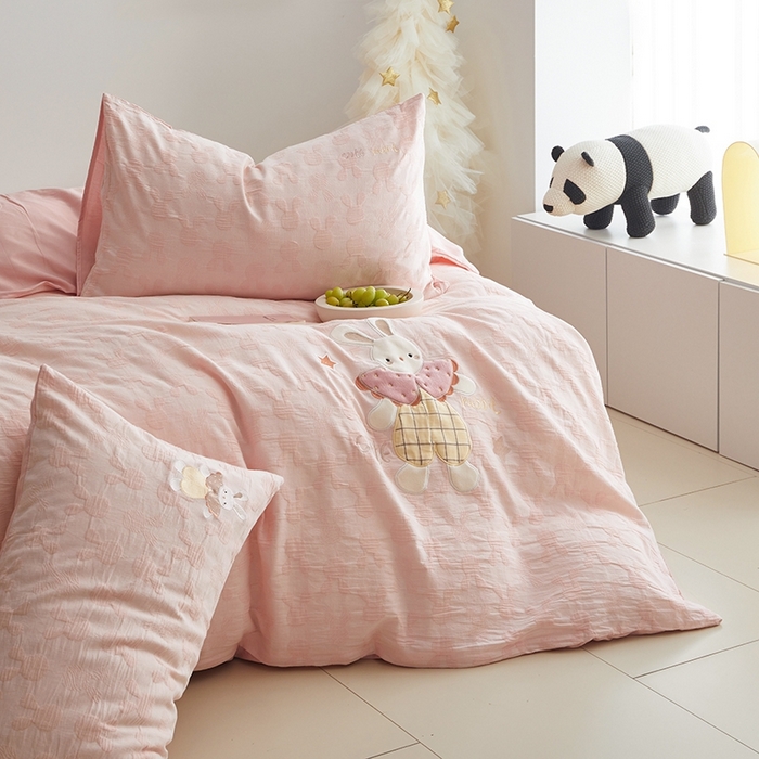 91家纺网 家纺一手货源 找家纺 怡家居 2025新款色织大提花贴布绣四件套 可爱兔-粉